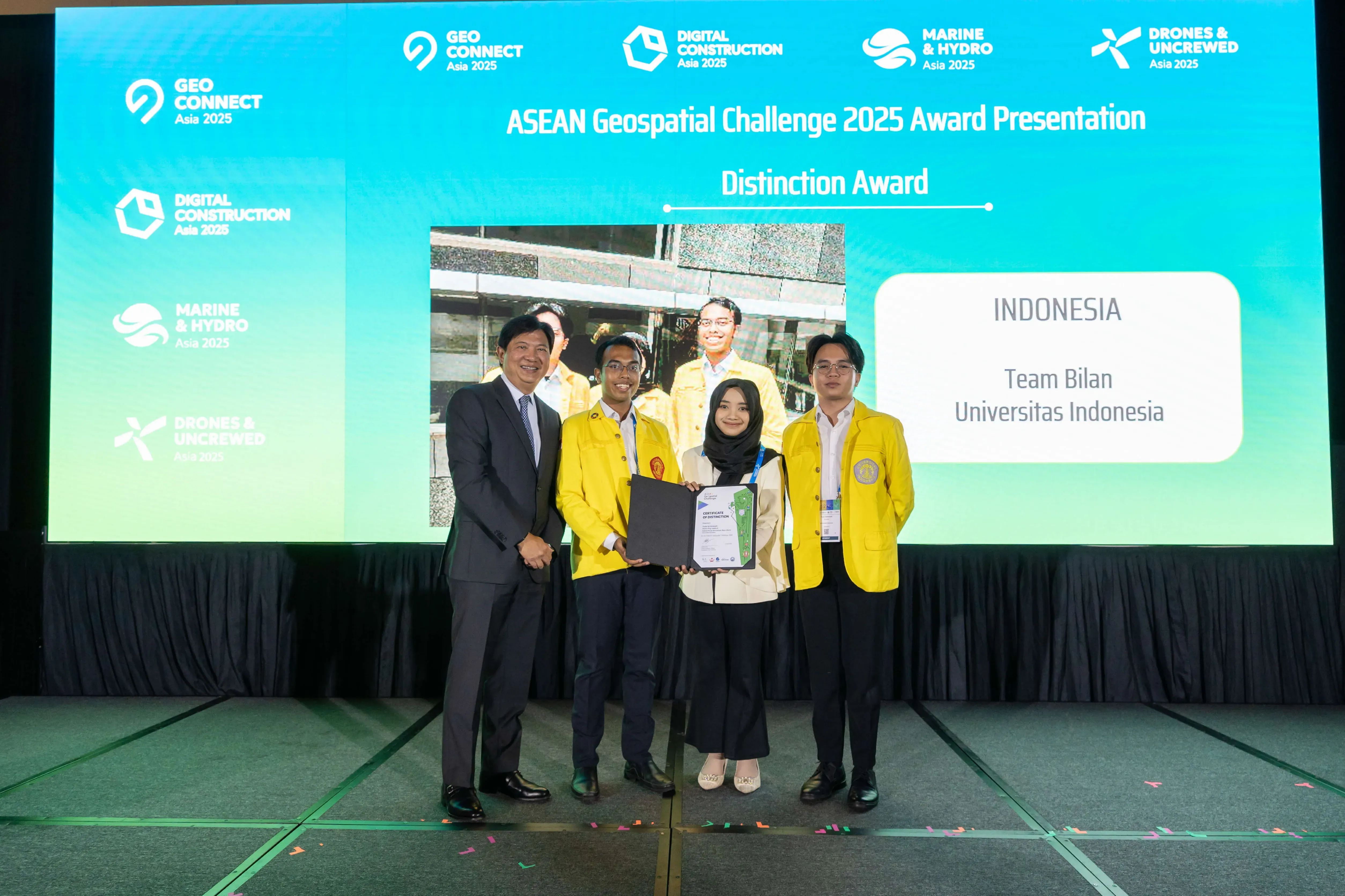 Mr Yeoh presenting a certificate to Indonesia's Team Bilan at the ASEAN Geospatial Challenge 2025 Distinction Award ceremony.